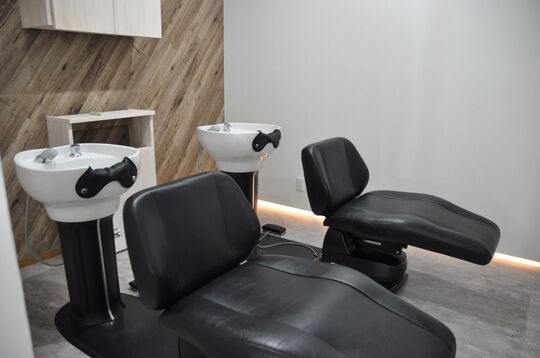 【加古川駅】≪半年間月給27万円保証！≫≪社会保険完備≫≪完全週休2日≫抜群の待遇でプライベートも充実！スタッフ同士の仲が良くて働きやすい環境が揃ったアットホームなサロン！集集客力もウリで入社したての方もすぐに活躍出来ます！高歩合の業務委託も選択可能！「Hair Design THRIRE（ヘアーデザインスリール）」スタイリスト（美容師）の求人★☆