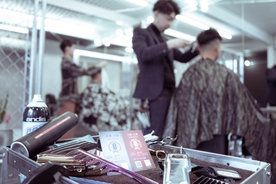 【草津駅】≪メンズ専門サロン≫≪人気集客サイトで注目サロンに選出実績あり≫≪高水準の給与体系で安定の収入が叶うサロン≫≪月8日休み≫≪社会保険完備≫≪営業時間内レッスン可能≫マンツーマン指導で最短半年でデビューできる！お客様がつけば1年目から歩合給で稼げる！メンズ特化でやりたい方歓迎！全席半個室のサロン！！「men's salon RIPLAY 草津店（メンズサロンリプレイクサツテン）」からアシスタント（美容師・理容師）の求人★☆