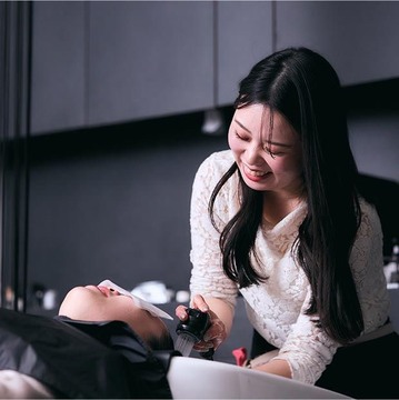 【銀座】≪平均単価約28000円≫≪賞与あり・平均年収550万円≫自社商材を駆使した唯一無二の技術力がウリの人気サロン！スタッフ満足度も高く、離職率0％！「sins（シンズ）」からスタイリスト（美容師）の求人☆★