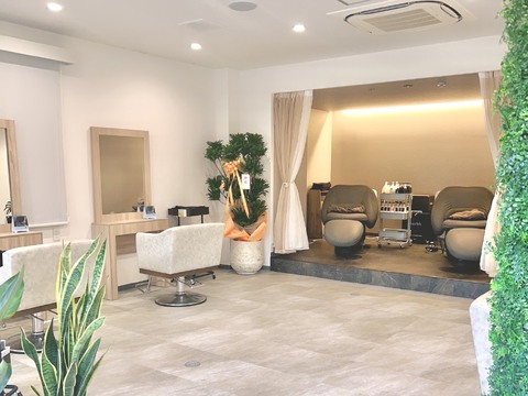 【江坂】≪完全週休二日制≫≪客単価1万円以上サロン≫≪社会保険完備≫≪髪質改善がウリ≫お客様のなりたいを叶える少人数制プライベートサロン！「amo（アモ）」からスタイリスト（美容師）の求人☆★