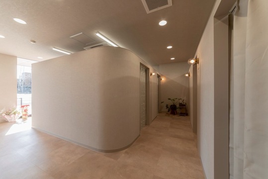 【光の森】≪営業時間17:30まで・社会保険完備・完全週休二日制・日祝の希望休OK・研修は営業時間内のみ・残業ほぼなし≫今までの経験を活かしてみませんか？勤務時間に制限がある方でも活躍できます！お客様との距離も近くあたたかい雰囲気！アットホームなアイラッシュサロン「Luire（ルイール）」からアイリスト（まつげエクステ・まつげパーマ・アイブロウ）の求人☆☆