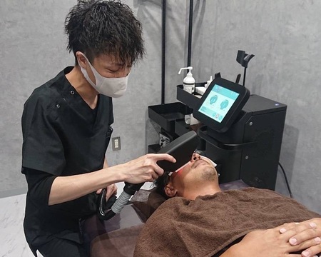 【小林】≪完全週休2日≫≪スタイリスト月給23万円以上≫≪社会保険相談OK≫≪お店を任されたい方大歓迎≫フェードやマッシュ、スパイラルや濡れパンなど流行りのスタイルもお任せ！学生さんからビジネスマンまで幅広く関われる、地域で人気のメンズサロン「TOMMY HAIR（トミーヘアー）」から理容師（理容室）の求人★☆★