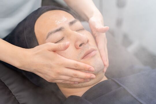 【難波】≪経験者歓迎！≫≪月給50万円以上も目指せる≫≪完全週休2日制＋年6日間特別休暇あり≫技術力はしっかり給与で還元されるため、プライベート重視の方もがっつり稼ぎたい方も嬉しい環境！トータルビューティーサロン「2026年3月ごろ、難波エリアにオープン予定のメンズアイブロウサロン」からアイブロウリストの求人☆☆