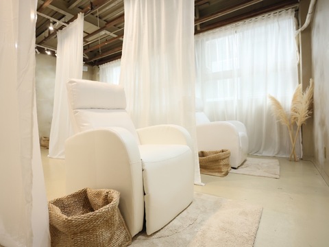 【天満橋】ヌヌラッシュなどの韓国スタイルや、ワンホンなど今流行りのメニューを導入！≪月1回土日休み可能・髪型ネイル自由・研修中も給与発生・有給休暇あり・実働8時間のシフト制・社会保険完備≫美容師免許があれば未経験でもOK！自社スクールにて行う安心の研修制度が魅力です！研修体制がしっかりしているサロンがいい方にオススメ！「Jiem 5 eye 天満橋店（ジェイムファイブアイテンマバシテン）」からアイリスト（まつげエクステ・まつげパーマ・アイブロウ）の求人☆☆