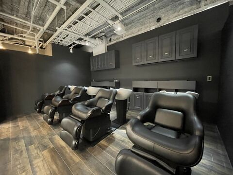 【なんば】≪完全マンツーマン&カットカラー2時間枠≫≪自由出勤≫≪永久保障給あり≫≪全席個室で最新設備完備≫≪平均単価12000円≫ヘアケアと髪質改善で高単価&指名再来率UPを目指します！「S.BROOM（エスドットブルーム）」からスタイリスト（美容師）の求人★☆