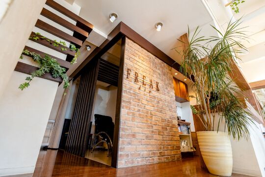 【須恵中央】≪月給24万円スタート・社会保険完備・最短18時に退勤・毎年8連休あり・売上ノルマなし・土日祝は時給アップ≫信じられないほどの好条件で働けちゃいます！充実した美容師ライフを送ることができるヘアサロン「FREAK 志免店（フリークシメテン）」からスタイリスト（美容師）の求人☆★