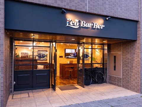 【JR久宝寺】≪スタイリスト月給25万円以上≫≪完全週休2日≫≪土日休みも応相談≫≪有給休暇あり≫≪営業内レッスンあり≫≪社会保険完備≫正しい雇用で長く安心して働ける職場です！入客チャンスもバッチリ、フェードからカラーやパーマ、ビジネススタイルまで広く技術が身につくサロン「Leo barber（レオバーバー）」から理容師（理容室）の求人☆★