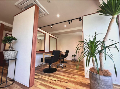 【京都駅】≪髪カリスマ認定サロン≫≪完全個室≫≪客単価1万円以上≫≪正社員と業務委託の働き方を選べる≫≪完全週休2日≫≪社会保険完備≫≪フリー40〜45％／指名50％還元≫スタイリスト歴10年以上ある方大歓迎！！月30万円以上の高収入も可能！プライベート重視で働くことも可能！「Zen.kyoto（ゼンキョウト）」からスタイリスト（美容師）の求人★☆