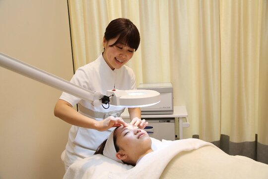 【日比谷シャンテ】≪未経験歓迎!!年2回の賞与あり!!安定した働き方!!≫“UBIQUE（ウビクエ）“は女性の長年の悩みである毛穴ケア専門フェイシャルサロン☆☆安定した働き方も魅力的!!エステティシャンの求人☆☆