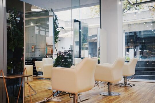 【西鉄久留米】≪社会保険完備≫アシスタント専任でもOK。小規模×少人数！！親身になった接客でお客様と関わりたくさんの笑顔を創ります！！オーナーさんから直接技術を学べるヘアサロン「hair bloom（へアーブルーム）」からアシスタント（美容師）の求人☆★☆