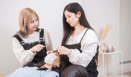 【姫路駅】◆社会保険完備・産休育休実績多数・10～19時の営業時間で残業いっさいナシ◆早い段階で活躍できる安心の研修カリキュラムが魅力です！自由な社風で自分らしく働ける環境「carrefour Lir 姫路店（カルフールリルヒメジテン）」からアイリスト（まつげエクステ・まつげパーマ・アイブロウ）の求人☆☆