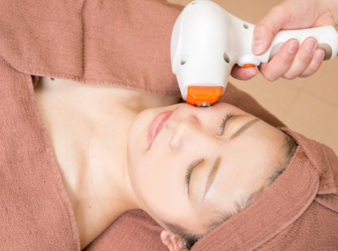 【稲毛】未経験、新卒生歓迎！一から幅広い技術を身に着け、豊富なメニューを提供できるエステティシャンを目指せます！長きにわたり業界で培ってきたノウハウを活かし、安心して長く働ける環境が整っています！「エスティフル 稲毛店 （エスティフルイナゲテン）」からエステティシャンの求人☆☆