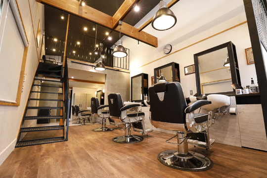 【泉中央】2026年4月上旬OPEN！全国に展開する人気ヘアサロングループのメンズブランド！◆時短勤務OK・土日休みOK・フリー40％／指名50％還元・集客抜群◆グループ内で月収30万円以上のスタッフが多数在籍しています！ライフスタイルに合わせた働き方も相談してください「FADE＆LINE the BARBER 富谷（フェードアンドラインザバーバートミヤ）」からスタイリスト（美容師）の求人★☆