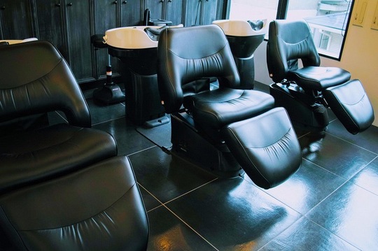 【吉祥寺】≪未経験、新卒生、通信生OK≫≪社会保険完備≫≪営業時間内レッスンOK≫≪ヘッドスパがウリ≫≪メイクや着付けも学べる≫地域密着型で長くお客様とスタッフの人生に寄り添いながら成長できるサロン！デビューまでのカリキュラムもしっかり整っている為、未経験でも安心してスタイリストを目指せます。「nuku（ヌク）」からアシスタント（美容師）の求人☆★