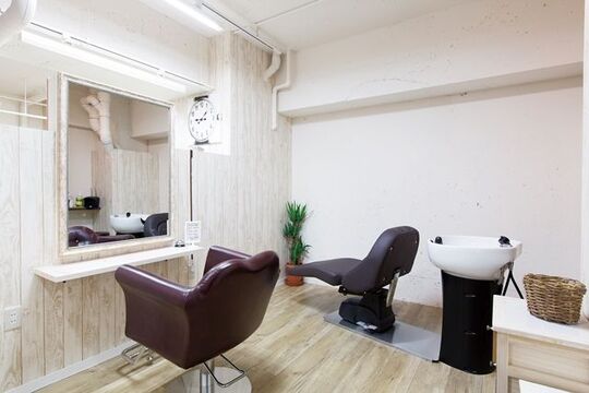 【和歌山駅近く】≪働きやすさ抜群≫1時間おきの予約でしっかり施術！平日も土日も同じくらいの集客で指名もつきやすい環境☆入社半年で指名100万円以上、月給35万円以上の実績あり！ネイル、マツエク、ヘアのトータルビューティサロン「BeautySalon garden（ガーデン）」からスタイリスト（美容師）の求人！可愛くてオシャレな店内には個室などもあるんです♪パートもOK☆★☆