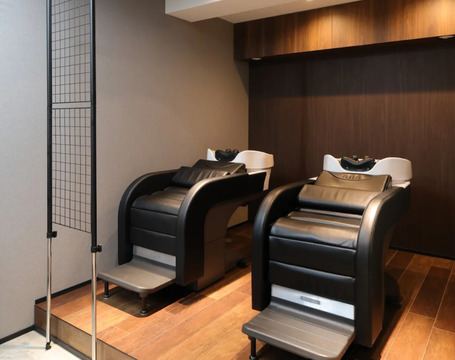 【肥後橋】≪日曜休みあり≫≪月給23万円～≫≪家賃／保険支払い補助あり≫独立、店長希望者も歓迎！ひとりひとりに向き合うメンズサロンです。歩合率も高いので頑張った分収入も上がります！「Mens Salon SOW（メンズサロンソウ）」から理容師（理容室）の求人★☆