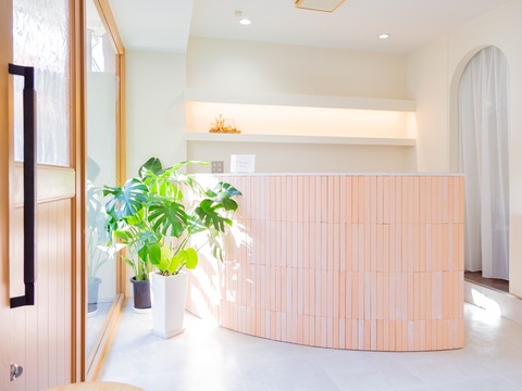 【河原町】≪完全週休2日制≫≪産休・育休実績あり≫≪社会保険完備≫興味があればアイラッシュや着付けも学べる環境あり！最短２年でデビュー可能！デザインカラーやブリーチ比率も高いサロンです！「uni（ウニ）」からアシスタント（美容師）の求人☆★