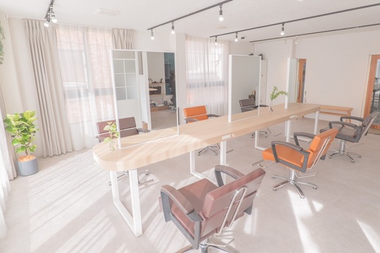 【香里園】≪最短1年でデビューが可能≫≪社会保険完備≫≪月8日休み≫≪土日休みOK≫営業時間内レッスン可能！髪質改善メニューが得意なサロン！地域密着型のアットホームな環境！「ACNE（アクネ）」からアシスタント（美容師）の求人★☆