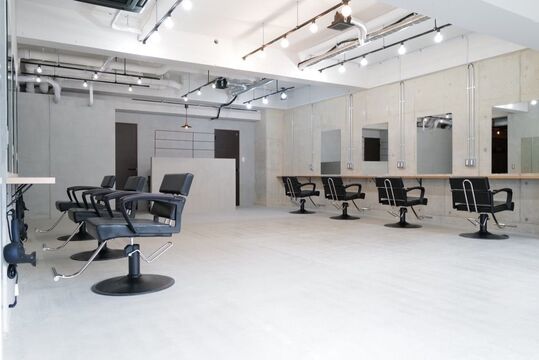 【香里園】≪社会保険完備≫≪月9日シフト休≫1年半～2年でスタイリストデビューが可能！全社員80％超えの高リピート率のノウハウを学べます！コンクリート打ちっぱなしのおしゃれなサロン「be’leef.ema 寝屋川店（ビリーフ.エマネヤガワテン）」からアシスタント（美容師）の求人☆★☆