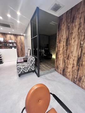 【交野市駅】≪1時間休憩or2時間休憩の自由選択制≫≪地域密着の人気サロン！≫≪完全週休2日制≫≪19時台に退勤可能≫≪月給25万円～≫≪社会保険完備≫≪マンツーマン入客≫≪スタイリストオンリーサロン≫幅広い世代のお客様より愛される人気サロン！集客も抜群で入客も安心！「JINa（ジーナ）」からスタイリスト（美容師）の求人☆★