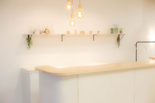 【都島】≪月給23万円〜≫≪月8,9日休み≫≪有給休暇あり≫≪社会保険完備≫≪平日と日曜は18時に退勤可能≫商材が豊富なので単価アップもしやすい環境！20、30代のおしゃれな女性がターゲットのサロン！技術に不安がある方でもオーナーさんからマンツーマンで技術を学べる！プライベートも充実できるサロン！「aimer（エメ）」からスタイリスト（美容師）の求人☆☆