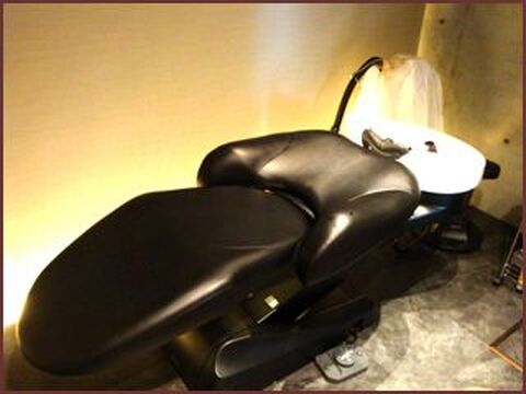 【岸和田】ヘッドスパなどのリラクゼーションメニューに力を入れているので、個室スパルームも設置し、全台フルフラットシャンプーにしているサロン☆時短勤務やパート等、あなたの希望に合った働き方が可能です♪「speak-up」からスタイリスト（美容師）の求人☆★☆