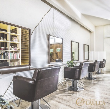 【古賀】≪月給26万円〜・社会保険完備・完全週休2日制・入客チャンスあり・引っ越し手当あり≫日曜日は営業時間17時まで！自分の時間も大切にしてお仕事できる環境です。推し活休暇もあるので自分の好きなことをしつつお仕事できる環境！！デザインカラーも人気がありたくさんの「可愛い」を創るヘアサロン 「LAULEA（ラウレア）」からスタイリスト（美容師）の求人★☆