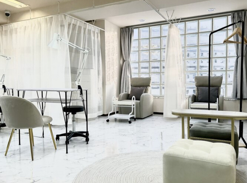 【京都駅】≪実務経験のある方の募集≫≪社会保険完備≫≪月8日休み≫≪平均退社19時≫トレンドの韓国ネイル・ワンホンネイルが得意なサロン！土日休みもOK！ネイリストの経験を活かして一緒に楽しく働きませんか？韓国風パーツや心ときめく可愛いパーツを豊富に取りそろえる「minuit nail by Zen（ミニュイネイルバイゼン）」からネイリスト（ネイル）の求人★☆