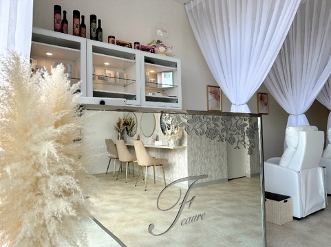 【モラージュ佐賀】≪未経験大歓迎・残業やノルマなし・19時退勤・駐車場完備・休憩1時間・車通勤OK・ネイル髪色自由・SNSブログ更新なし・研修充実・最短3週間でデビュー・平均給与22万円≫研修期間中も給与発生！お客様のキレイをサポートするトータルビューティーサロン「Feaure 佐賀巨勢店（フィオーレサガコセテン）」からアイリスト（まつげエクステ・まつげパーマ・アイブロウ）の求人☆☆