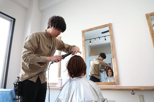 【伊丹駅】≪完全週休2日！≫≪交通費全額支給≫≪スタイリストデビュー最短1年半≫技術に自信がなくても、美容が好きな方なら大歓迎！少人数のアットホームサロン「LeaLea hair&life（レアレアヘアアンドライフ）」からアシスタント（美容師）の求人☆★