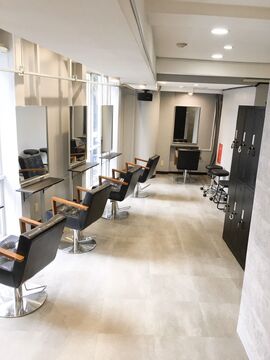 【難波】≪月8日休み≫≪最短1年でデビュー可能≫最短2年以内でデビュー可能！早番・遅番の二交代制で働ける◎あなたのペースのでレッスンを進められるのでプライベートも充実！一緒に楽しく働く環境を作っていきましょう！‘Oli（オリ）からアシスタント（美容師）の求人☆★☆