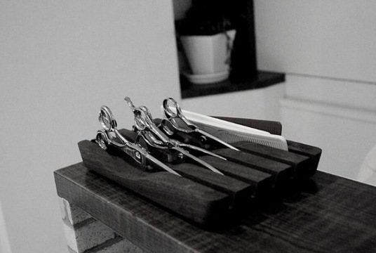 【田町】≪正社員・パート・業務委託から選択OK≫≪半個室席あり≫ビジネスマンに大人気のメンズバーバー！スタッフのワークライフバランスを第1に、公私ともに充実できるサロン作りをしています！「KING MAN BARBER 田町店（キングマンバーバータマチテン）」から理容師（理容室）の求人☆★