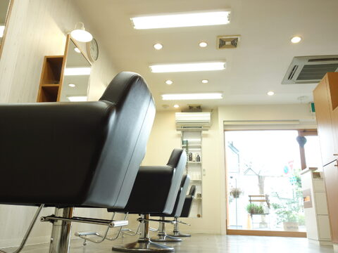 【西神中央】≪新卒生・通信生・未経験OK≫≪完全週休2日制≫≪社会保険完備≫勤務年数に応じて有給休暇もあり！カラーリストも大歓迎！地域密着のアットホームサロン「Feel（フィール）」からアシスタント・カラーリスト（美容師）の求人☆★☆