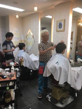 【花園】≪月8,9日休み≫≪最短1年でデビュー可能≫≪有給休暇あり≫理容と美容の技術がどちらも学べます！レッスン日は自由で、スタイリストの方がマンツーマンで見てくれます！地域に愛されたアットホームな理美容サロン「SMR2（エスエムアールツー）」からアシスタント（美容師・理容師）の求人☆★