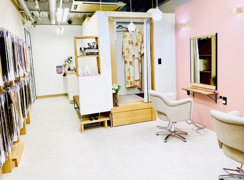 【高崎駅】≪完全週休2日制≫≪着付けあり≫≪客層20代メイン≫エクステやデザインカラーが得意なサロン！スタッフ間の関係も良好なため、安心して働くことができます！「blossom HAIR DESIGN（ブロッサムヘアデザイン）」からアシスタント（美容師）の求人☆★☆