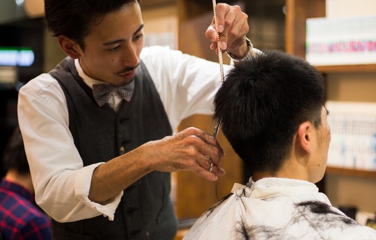 【周船寺】≪社会保険完備・住宅手当あり・メンズ専門店≫世代を問わず多くのお客様がご来店！！多くの仲間がいるので色々な技術を見て学ぶ事が可能！！定番のスタイルはもちろん流行のスタイルも追求するメンズスタイル特化サロン「SHIFT Men's only salon 周船寺店（シフトメンズオンリーサロンスセンジテン）」からスタイリスト（美容師・理容師）の求人☆★