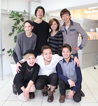 【豊中】《月給20万円スタート♪》《社会保険完備》嬉しい待遇面の他にレッスンも一人一人に合わせてしっかり見てくれる環境★スタッフ想いのオーナーさんと共に一緒に頑張りましょう♪地域密着型のアットホームサロン“Salon Moda（サロンモーダ）”からアシスタント（美容師）の求人☆☆