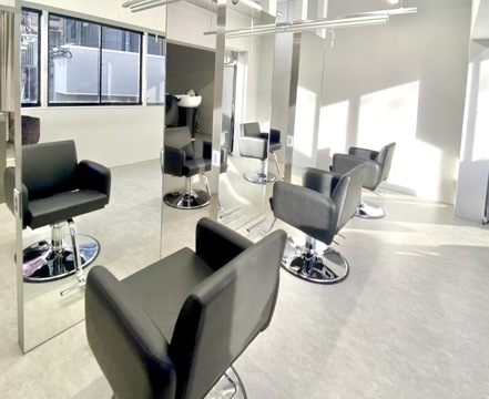 【梅田】≪指名56％／フリー40％還元≫≪土日休みや連休OK≫≪マンツーマン接客≫≪スタイリストオンリー≫髪質改善とメンズカットが得意なサロン！男女問わず幅広い客層の施術をしたい方にオススメ！「sunc（サン）」からスタイリスト（美容師）の求人☆★