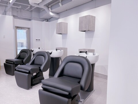 【北千住】≪完全週休2日制≫≪通信生・新卒生OK≫≪スタイリスト平均月収42万円≫≪高単価サロン≫≪社会保険完備≫空き時間に営業中のレッスン可能！成長できる環境と頑張りが給与に反映の高待遇サロン「sii. 北千住（シー キタセンジュ）」からアシスタント（美容師）の求人★☆