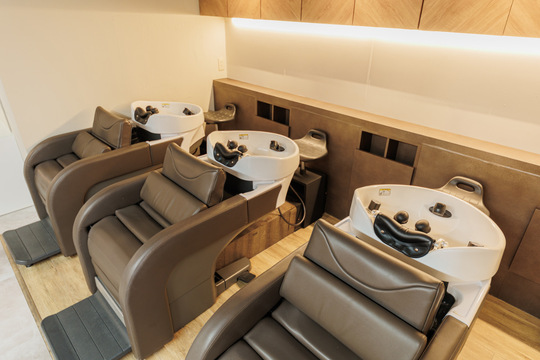 【矢場町】◆最低保障給あり・完全マンツーマン・単価1万円超え◆幅広い薬剤のラインナップで単価UPを狙いやすい！今までのスタイルを崩さず働けます！「AMNESIA 名古屋栄（アムネシアナゴヤサカエ）」からスタイリスト（美容師）の求人★☆