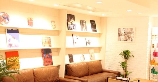 【心斎橋】≪TVや雑誌などの現場でヘアメイクアップアップアーティストとして活躍する機会もあり≫≪月8,9日休み≫≪社会保険完備≫1年目からカットレッスンを始められる！全国、海外で講習をされている一流スタイリストから技術を学べる！充実した福利厚生＆一流のトップスタイリストを目指せる教育体制が魅力！「AIR 大阪（エアーオオサカ）」からアシスタント（美容師）の求人☆★