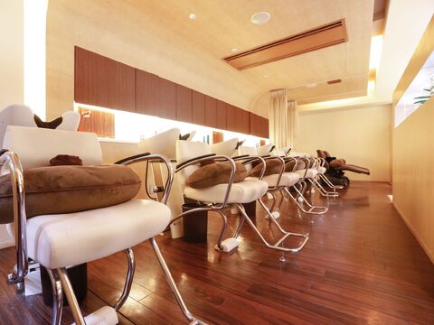 【馬車道】≪完全週休2日制≫≪高単価サロン≫≪早番遅番制≫≪社会保険完備≫≪平均単価1万円以上≫様々なプロフェッショナルが集まった大型リゾートサロン「Buenos Karin（ブエノスカリン）」よりスタイリスト（美容師）の求人☆★