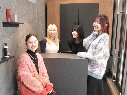 【天神】半個室【完全マンツーマンのブランドサロン】初のスタイリスト募集♪最低保証25万（ママさん20万）高単価×高リピート率×安定集客で売り上げを伸ばせる環境♪圧倒的な集客による「Day & Night（デイアンドナイト）」からスタイリスト（美容師）の求人☆★