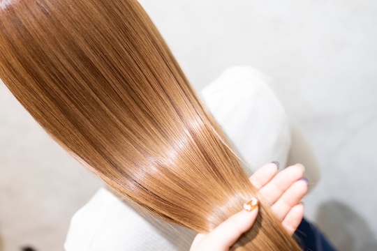 【西梅田】≪完全マンツーマンでの入客≫≪カットカラー2時間枠≫≪自由出勤制≫≪土日休み可能≫平均客単価17000円ほどの髪質改善特化の高単価サロン！1日3,4名の入客で月100万円の売上を作れる環境！数をこなさなくても稼いでいける為長く美容師として働いていけますよ！「Jewel Box 西梅田店（ジュエルボックスニシウメダテン）」からスタイリスト（美容師）の求人★☆