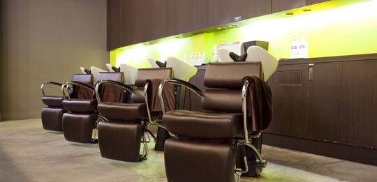 【長与駅】≪月休7日・平均退勤時間18〜19時・社会保険完備≫月給17万円スタートで働きやすくプライベートの充実OK！！幅広い世代が来店される地域密着型ヘアサロン「the helix 長与駅前店（ザヘリックスナガヨエキマエテン）」からアシスタント（美容師）の求人☆★