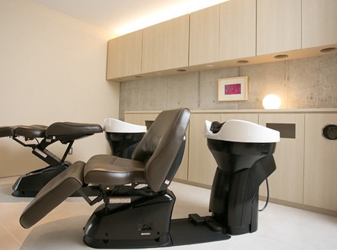 【警固】≪営業中レッスンOK・住宅手当あり・社会保険完備・20時迄の退勤可能≫確かな技術をひとつひとつ学べるので自信をもってスタイリストデビューができます。レベルの高い美容師を目指せるヘアサロン「hair genuine（ヘアージェニュイン）」からアシスタント（美容師）の求人★☆