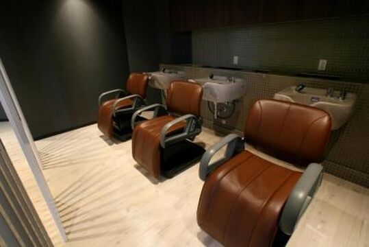 【紀三井寺】≪実働8時間≫≪社会保険完備≫パートも募集中！ハイクオリティなスタイル提案と接客力が人気のセレブが集う大人のための隠れ家ヘアサロン！上質な空間が非日常を演出する「DERE-DIR fidele（デレディールフィデル）」からスタイリスト（美容師）の求人です☆★☆