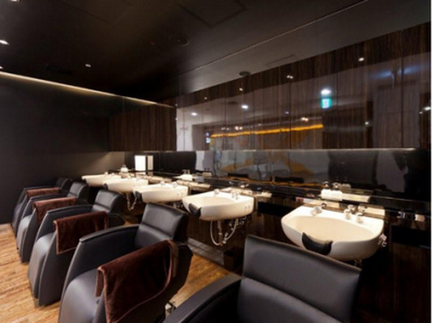 【なんば】≪実働8時間≫≪月8日休み≫≪社会保険完備≫≪営業中レッスン&早期デビュー可能≫デザインカラーも髪質改善も大人気のヘアサロン！早く業務委託で働きたい方にオススメです！「granze 難波店（グランジュナンバテン）」からアシスタント（美容師）の求人☆★