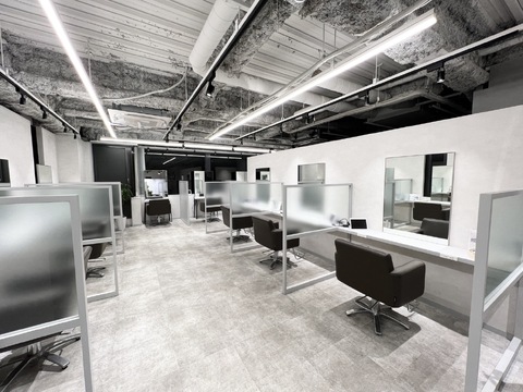 【西梅田】新店舗拡大につきスタッフ募集！≪最短2年デビュー≫≪土日祝休みの相談可能≫≪SDGsへの取り組み≫≪駅近サロン≫アシスタントから歩合発生！各種手当があるため、キャリア問わず頑張りを評価してもらえます！口コミ・高評価多数のヘアサロン「kiitos 西梅田（キートスニシウメダ）」からアシスタント（美容師）の求人☆★☆