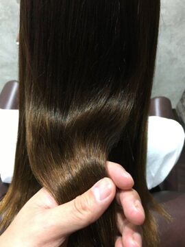 【天神橋筋六丁目】≪完全週休2日制≫≪社会保険完備≫≪最短1年でデビュー可能≫カリキュラムに縛られることなく、一人ひとりに寄り添ったマンツーマンレッスンで確実に技術力UP！！安心の待遇面で美容師としてのキャリアアップを目指します。細やかな接客とアットホームな空間が魅力「charm hair resort（チャームヘアリゾート）」からアシスタント（美容師）の求人☆★☆